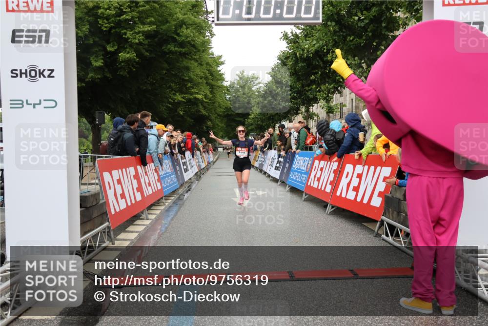 14.06.2026 - REWE Women's Run Strokosch-Dieckow http://msf.ph/oto/9756319 14.06.2026 09:46:31 Ziel 11023 meine-sportfotos.de
