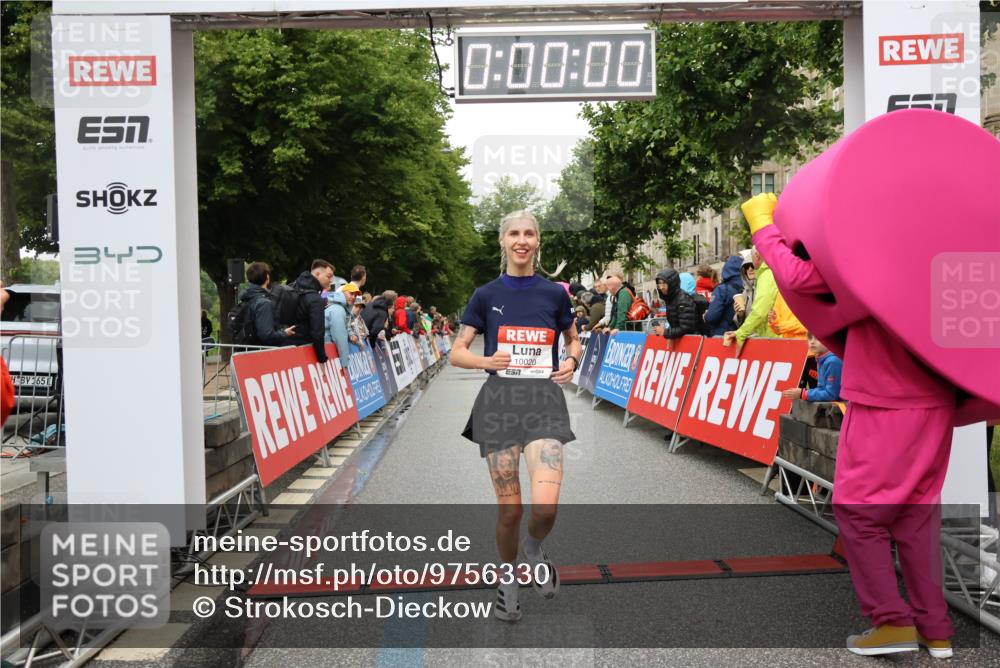 14.06.2026 - REWE Women's Run Strokosch-Dieckow http://msf.ph/oto/9756330 14.06.2026 09:46:06 Ziel 10020 meine-sportfotos.de