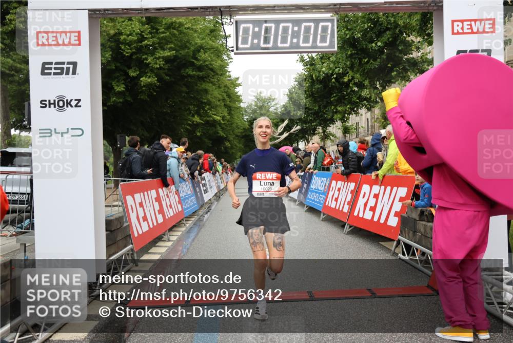 14.06.2026 - REWE Women's Run Strokosch-Dieckow http://msf.ph/oto/9756342 14.06.2026 09:46:06 Ziel 10020 meine-sportfotos.de