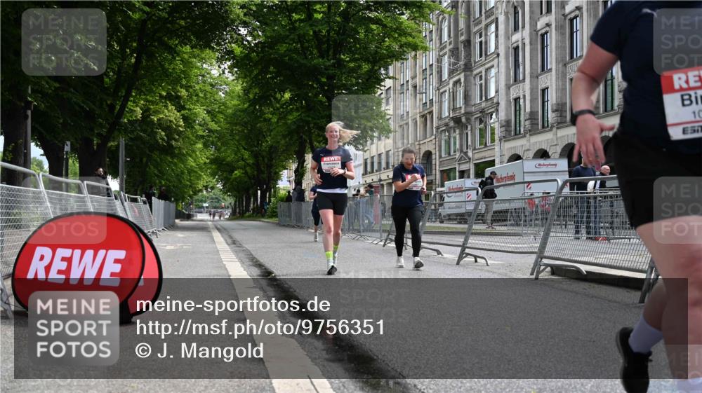 14.06.2026 - REWE Women's Run J. Mangold http://msf.ph/oto/9756351 14.06.2026 10:25:19 Ziel 10381, 10459, 10562, 11237 meine-sportfotos.de