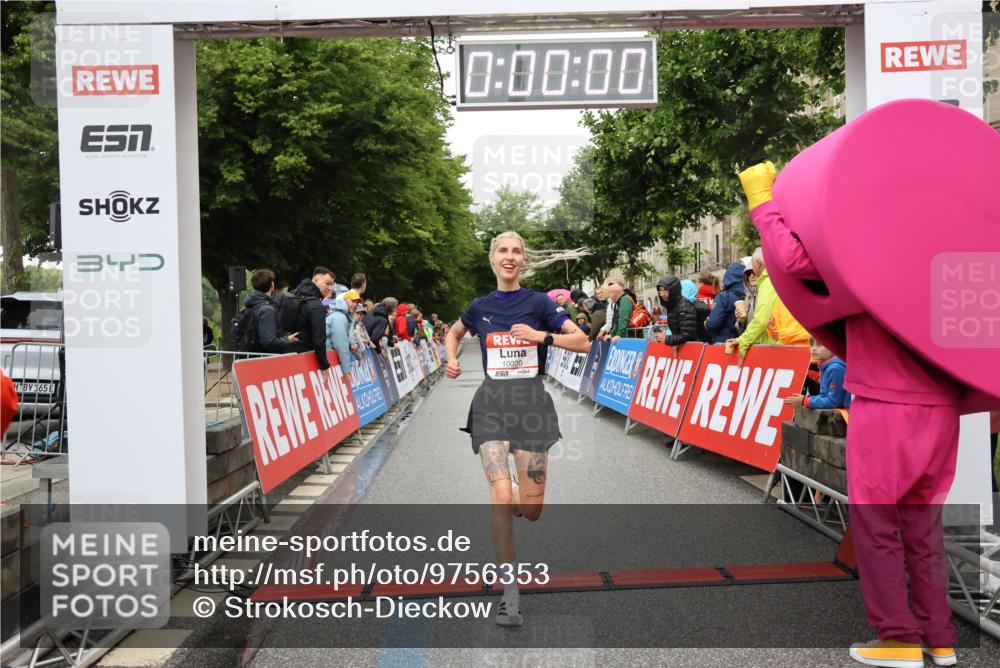 14.06.2026 - REWE Women's Run Strokosch-Dieckow http://msf.ph/oto/9756353 14.06.2026 09:46:06 Ziel 10020 meine-sportfotos.de