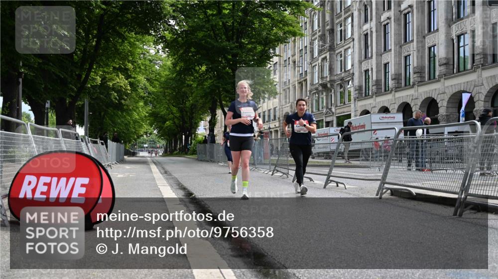 14.06.2026 - REWE Women's Run J. Mangold http://msf.ph/oto/9756358 14.06.2026 10:25:20 Ziel 10381, 10459, 10562, 11237 meine-sportfotos.de