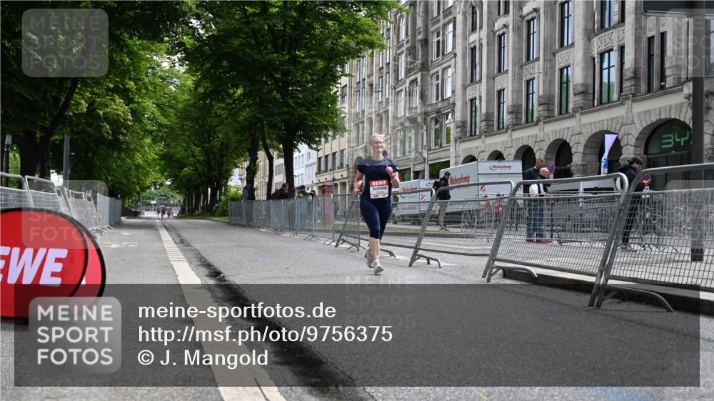 14.06.2026 - REWE Women's Run J. Mangold http://msf.ph/oto/9756375 14.06.2026 10:25:23 Ziel 10381, 10459, 10562, 11237 meine-sportfotos.de
