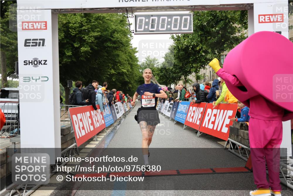 14.06.2026 - REWE Women's Run Strokosch-Dieckow http://msf.ph/oto/9756380 14.06.2026 09:46:06 Ziel 10020 meine-sportfotos.de