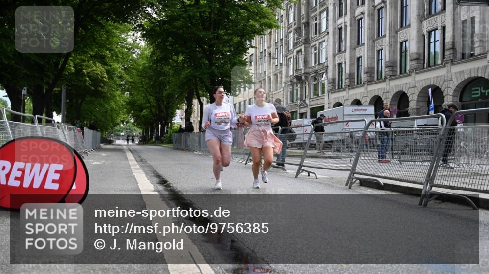14.06.2026 - REWE Women's Run J. Mangold http://msf.ph/oto/9756385 14.06.2026 10:25:52 Ziel 10135, 10136 meine-sportfotos.de