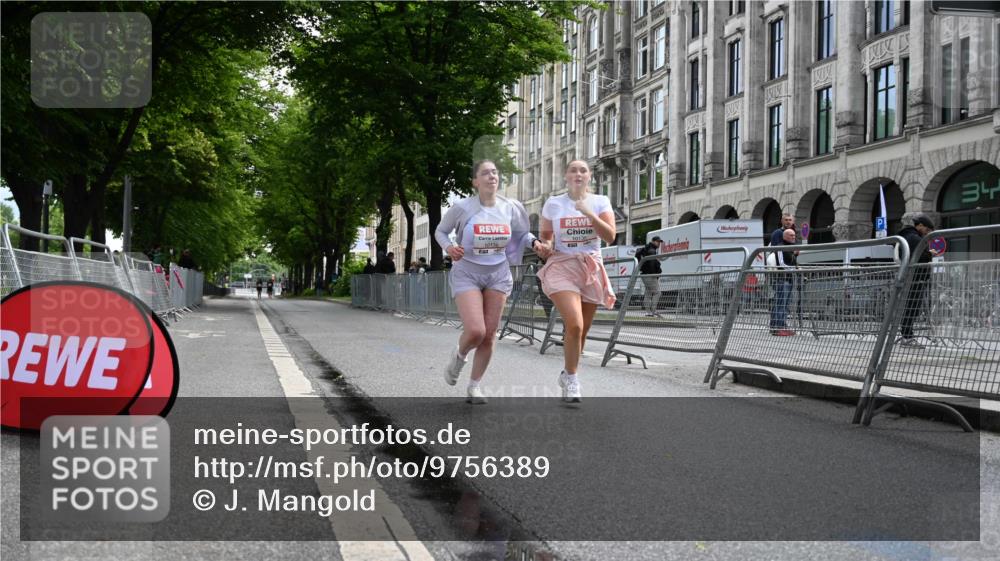 14.06.2026 - REWE Women's Run J. Mangold http://msf.ph/oto/9756389 14.06.2026 10:25:52 Ziel 10135, 10136 meine-sportfotos.de