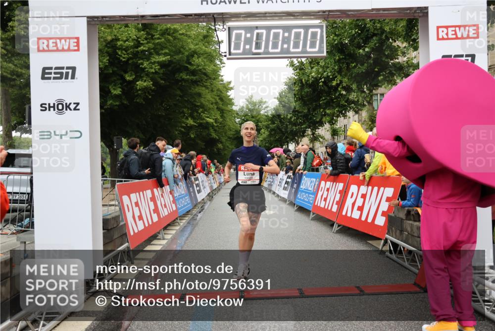 14.06.2026 - REWE Women's Run Strokosch-Dieckow http://msf.ph/oto/9756391 14.06.2026 09:46:06 Ziel 10020 meine-sportfotos.de