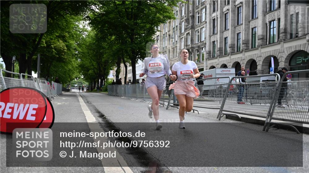 14.06.2026 - REWE Women's Run J. Mangold http://msf.ph/oto/9756392 14.06.2026 10:25:52 Ziel 10135, 10136 meine-sportfotos.de