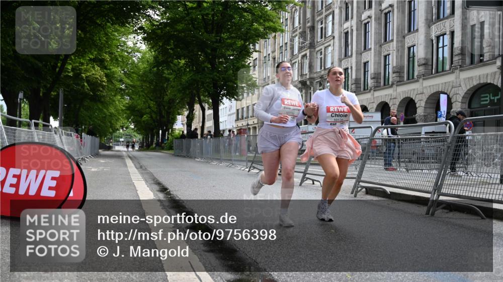 14.06.2026 - REWE Women's Run J. Mangold http://msf.ph/oto/9756398 14.06.2026 10:25:53 Ziel 10135, 10136 meine-sportfotos.de