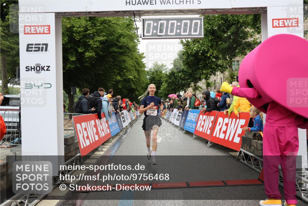 14.06.2026 - REWE Women's Run Strokosch-Dieckow http://msf.ph/oto/9756468 14.06.2026 09:46:06 Ziel 10020 meine-sportfotos.de