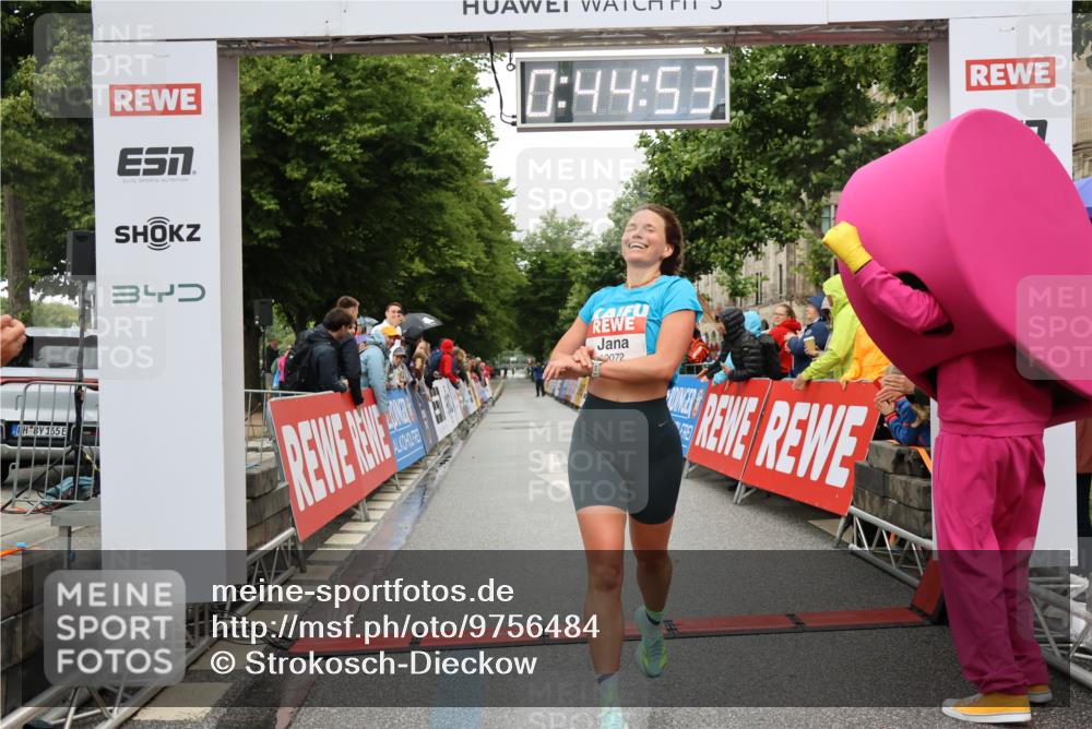14.06.2026 - REWE Women's Run Strokosch-Dieckow http://msf.ph/oto/9756484 14.06.2026 09:45:16 Ziel 10072 meine-sportfotos.de