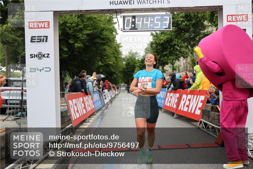 14.06.2026 - REWE Women's Run Strokosch-Dieckow http://msf.ph/oto/9756497 14.06.2026 09:45:16 Ziel 10072 meine-sportfotos.de