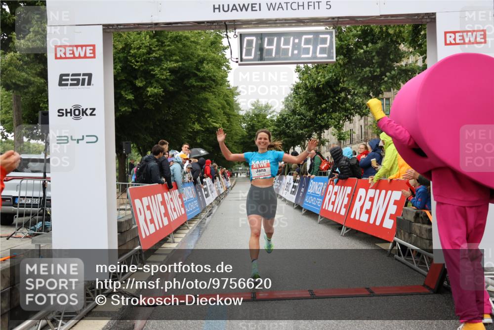 14.06.2026 - REWE Women's Run Strokosch-Dieckow http://msf.ph/oto/9756620 14.06.2026 09:45:15 Ziel 10072 meine-sportfotos.de
