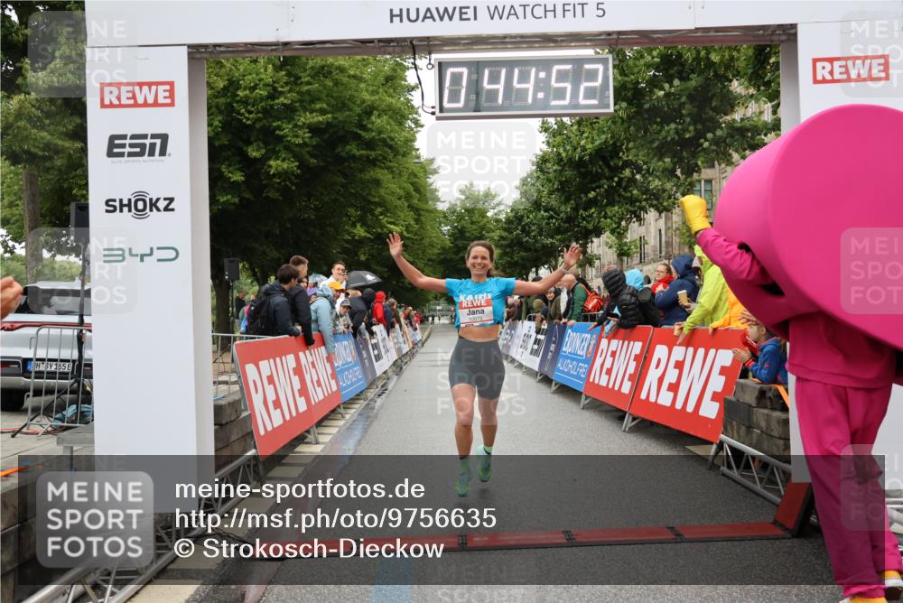 14.06.2026 - REWE Women's Run Strokosch-Dieckow http://msf.ph/oto/9756635 14.06.2026 09:45:15 Ziel 10072 meine-sportfotos.de