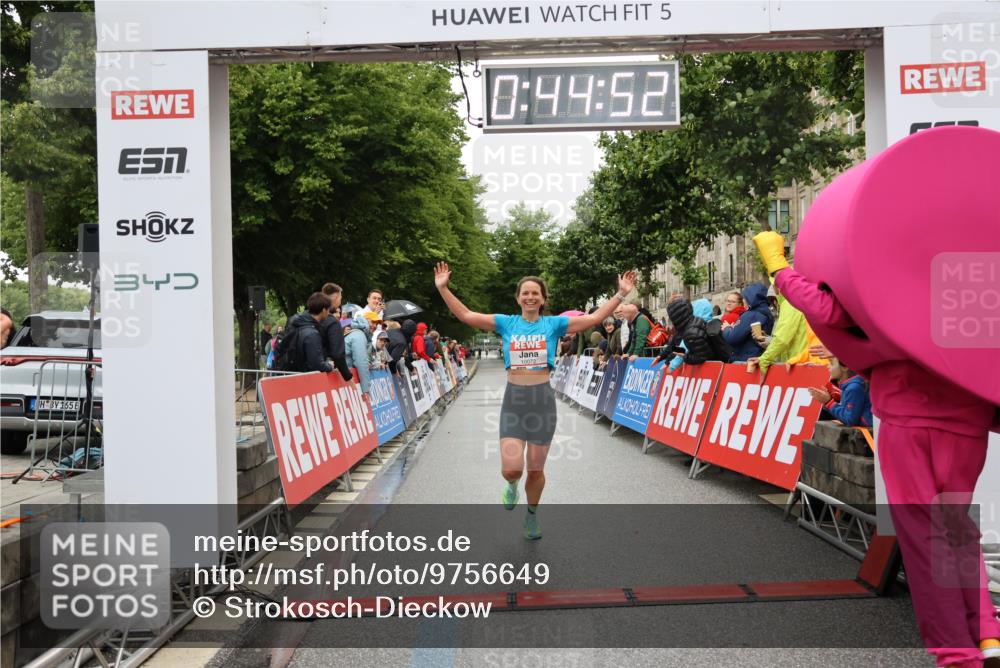 14.06.2026 - REWE Women's Run Strokosch-Dieckow http://msf.ph/oto/9756649 14.06.2026 09:45:15 Ziel 10072 meine-sportfotos.de