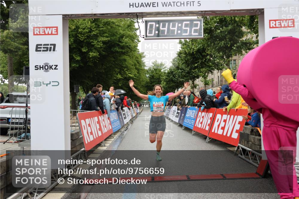 14.06.2026 - REWE Women's Run Strokosch-Dieckow http://msf.ph/oto/9756659 14.06.2026 09:45:15 Ziel 10072 meine-sportfotos.de