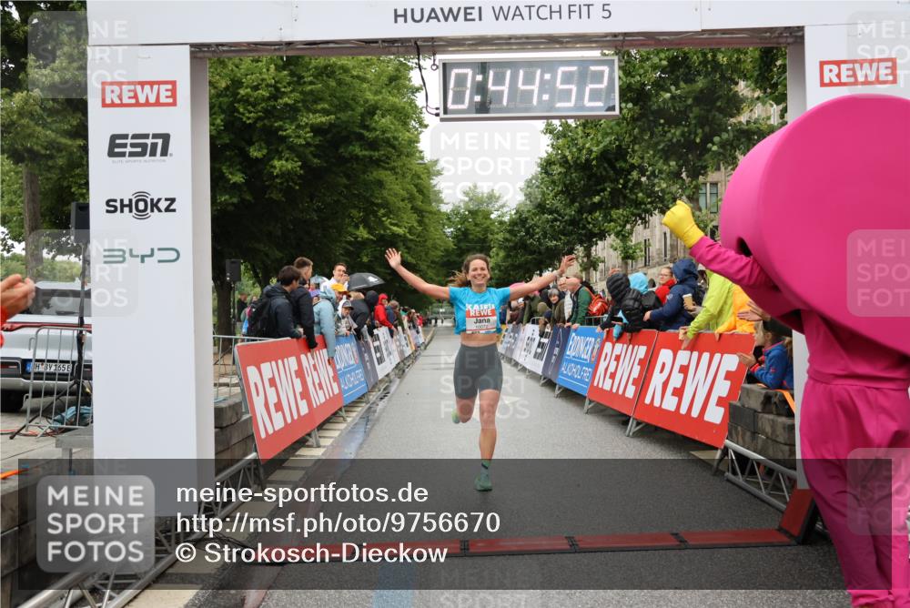 14.06.2026 - REWE Women's Run Strokosch-Dieckow http://msf.ph/oto/9756670 14.06.2026 09:45:15 Ziel 10072 meine-sportfotos.de
