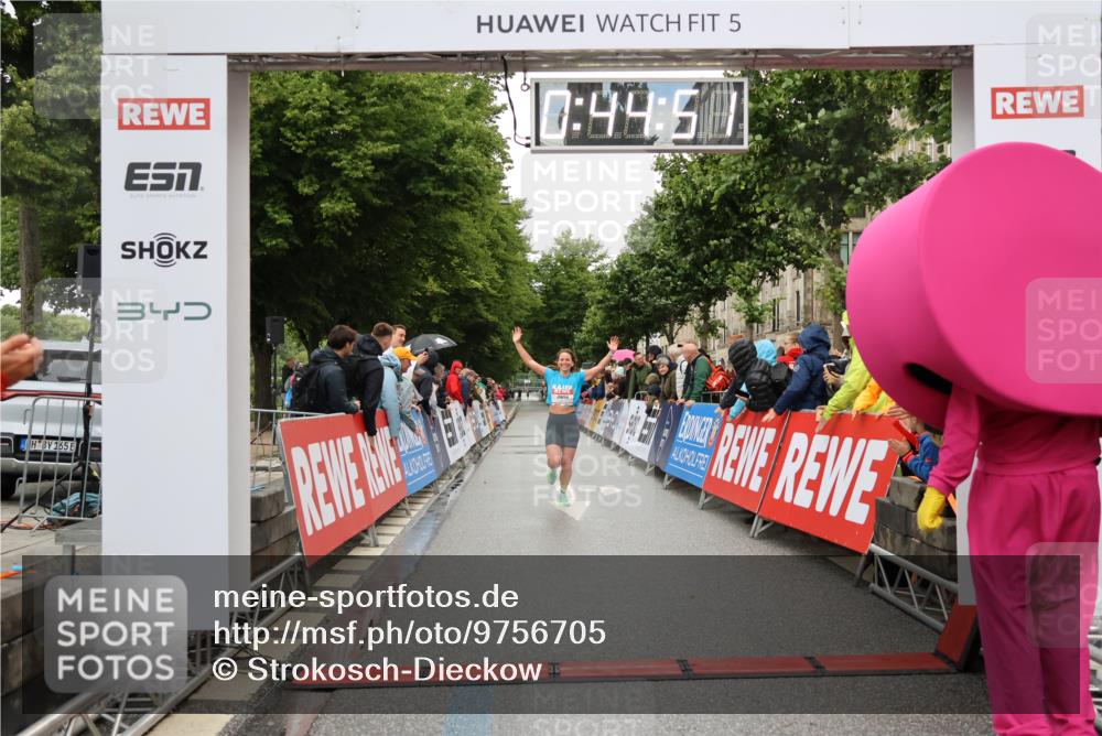 14.06.2026 - REWE Women's Run Strokosch-Dieckow http://msf.ph/oto/9756705 14.06.2026 09:45:13 Ziel 10072 meine-sportfotos.de