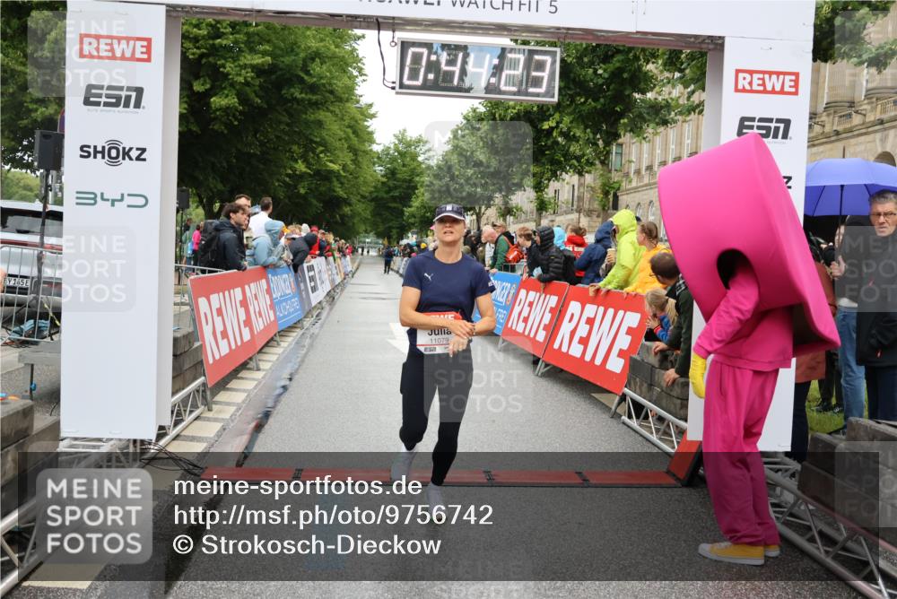 14.06.2026 - REWE Women's Run Strokosch-Dieckow http://msf.ph/oto/9756742 14.06.2026 09:44:46 Ziel 10328, 11079 meine-sportfotos.de