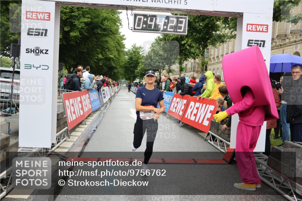 14.06.2026 - REWE Women's Run Strokosch-Dieckow http://msf.ph/oto/9756762 14.06.2026 09:44:46 Ziel 10328, 11079 meine-sportfotos.de