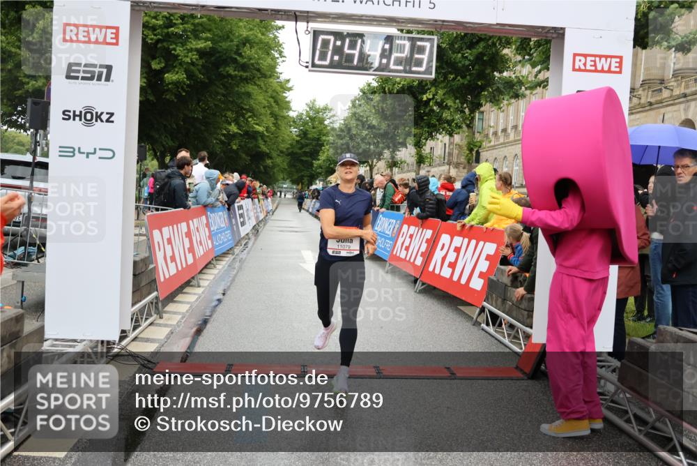 14.06.2026 - REWE Women's Run Strokosch-Dieckow http://msf.ph/oto/9756789 14.06.2026 09:44:46 Ziel 10328, 11079 meine-sportfotos.de