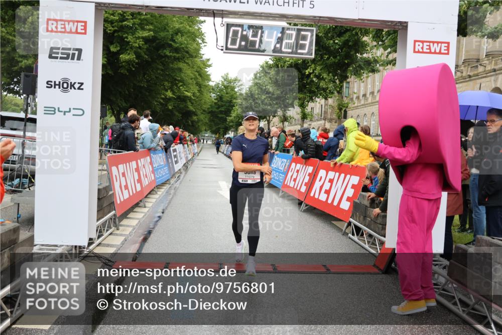 14.06.2026 - REWE Women's Run Strokosch-Dieckow http://msf.ph/oto/9756801 14.06.2026 09:44:46 Ziel 10328, 11079 meine-sportfotos.de