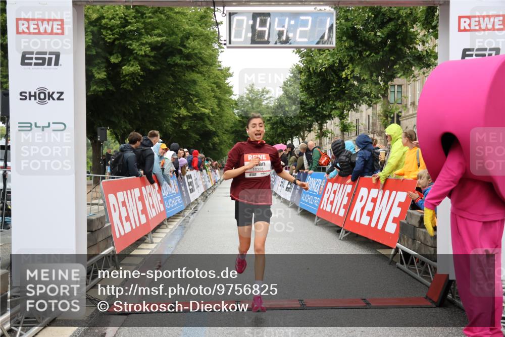14.06.2026 - REWE Women's Run Strokosch-Dieckow http://msf.ph/oto/9756825 14.06.2026 09:44:43 Ziel 10328, 10480, 11079, 11418 meine-sportfotos.de