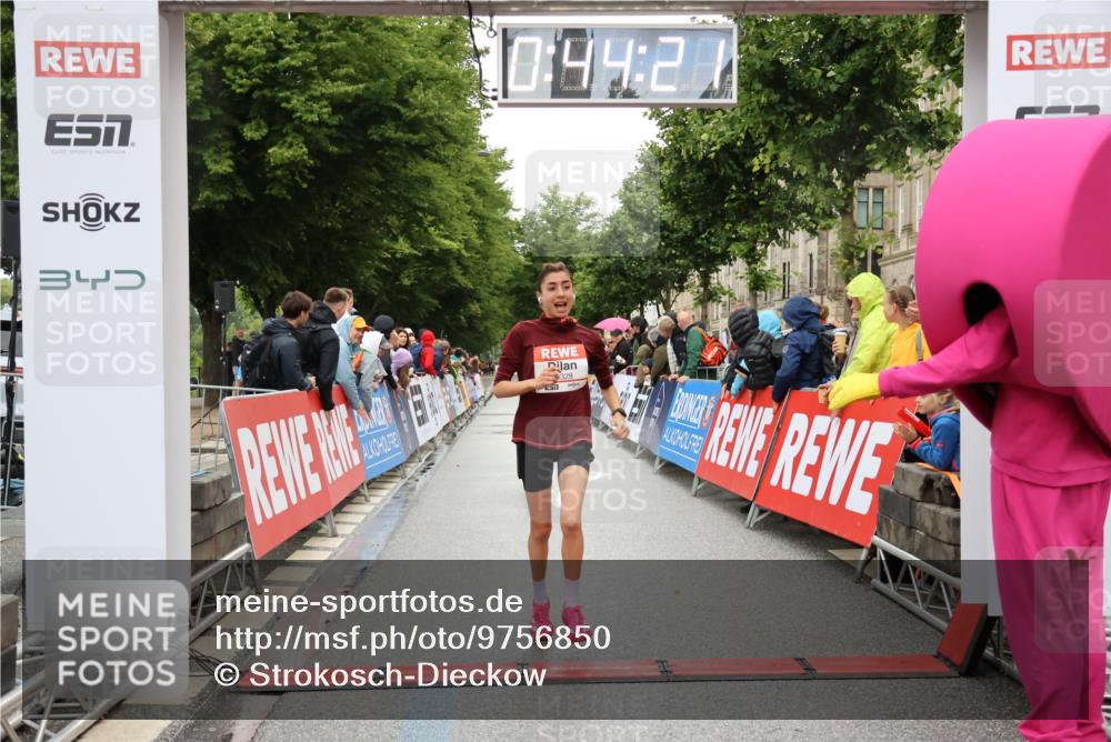 14.06.2026 - REWE Women's Run Strokosch-Dieckow http://msf.ph/oto/9756850 14.06.2026 09:44:43 Ziel 10328, 10480, 11079, 11418 meine-sportfotos.de