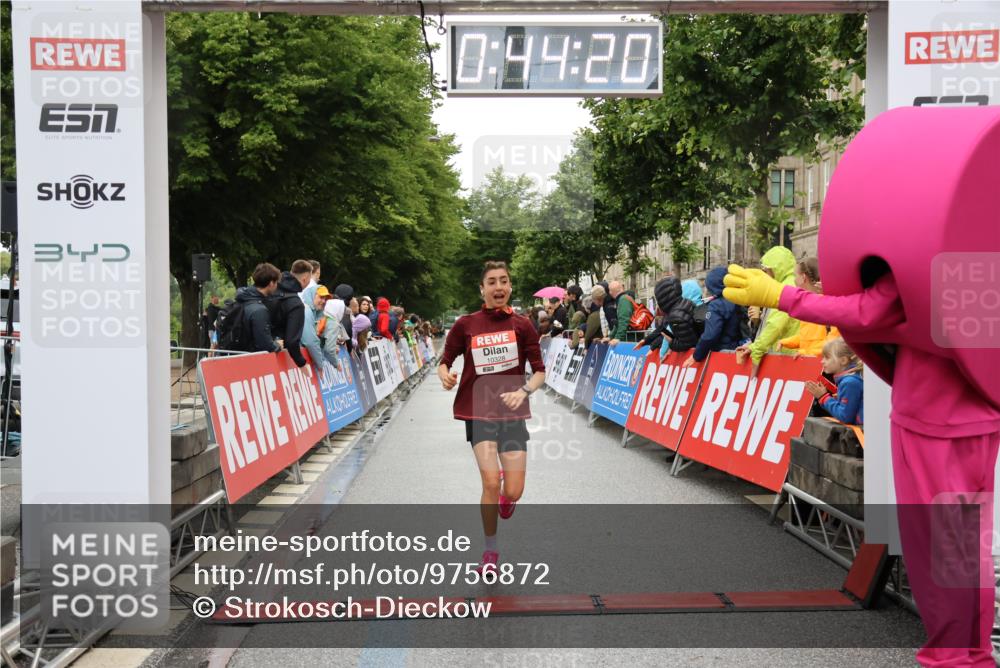 14.06.2026 - REWE Women's Run Strokosch-Dieckow http://msf.ph/oto/9756872 14.06.2026 09:44:43 Ziel 10328, 10480, 11079, 11418 meine-sportfotos.de