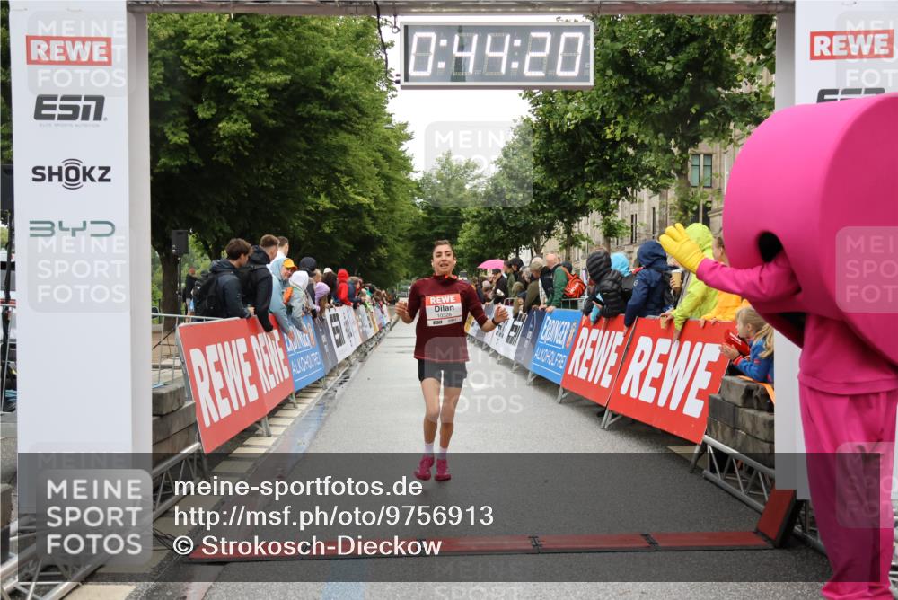 14.06.2026 - REWE Women's Run Strokosch-Dieckow http://msf.ph/oto/9756913 14.06.2026 09:44:43 Ziel 10328, 10480, 11079, 11418 meine-sportfotos.de