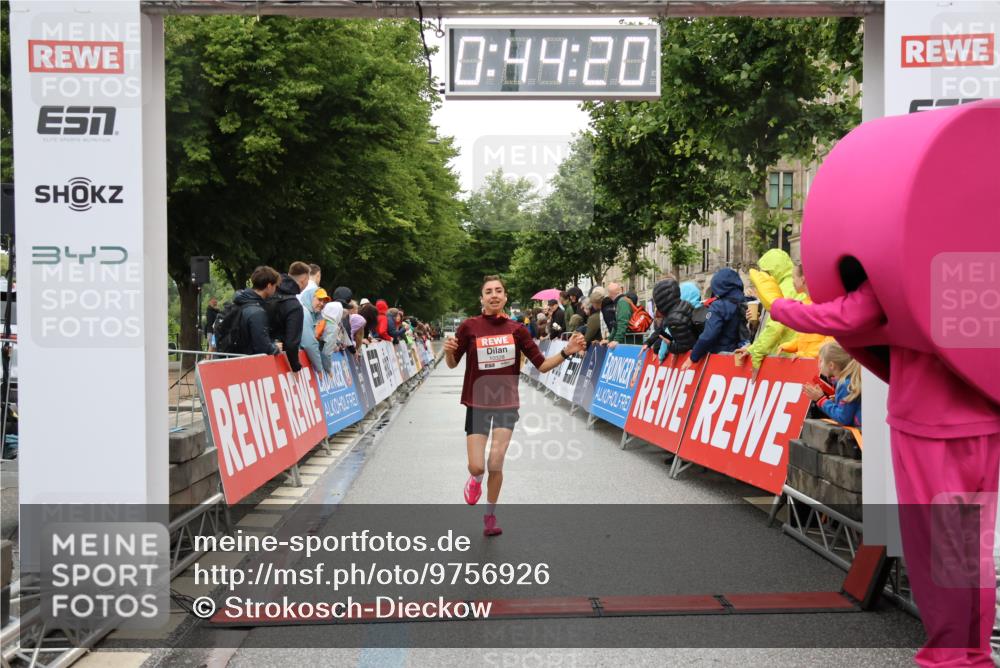14.06.2026 - REWE Women's Run Strokosch-Dieckow http://msf.ph/oto/9756926 14.06.2026 09:44:43 Ziel 10328, 10480, 11079, 11418 meine-sportfotos.de
