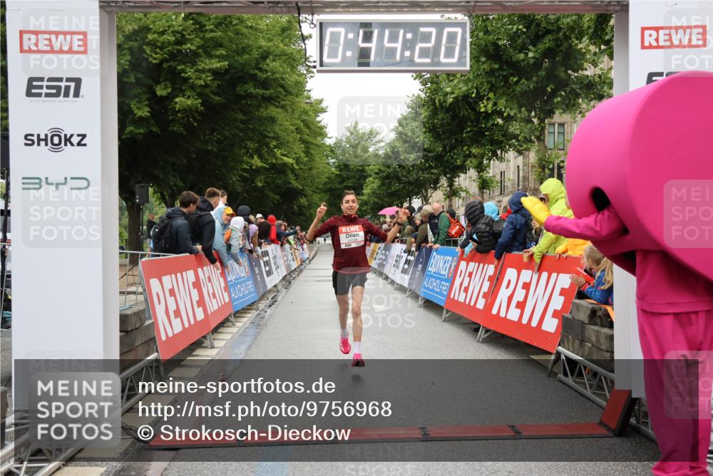 14.06.2026 - REWE Women's Run Strokosch-Dieckow http://msf.ph/oto/9756968 14.06.2026 09:44:42 Ziel 10328, 10480, 11079, 11418 meine-sportfotos.de