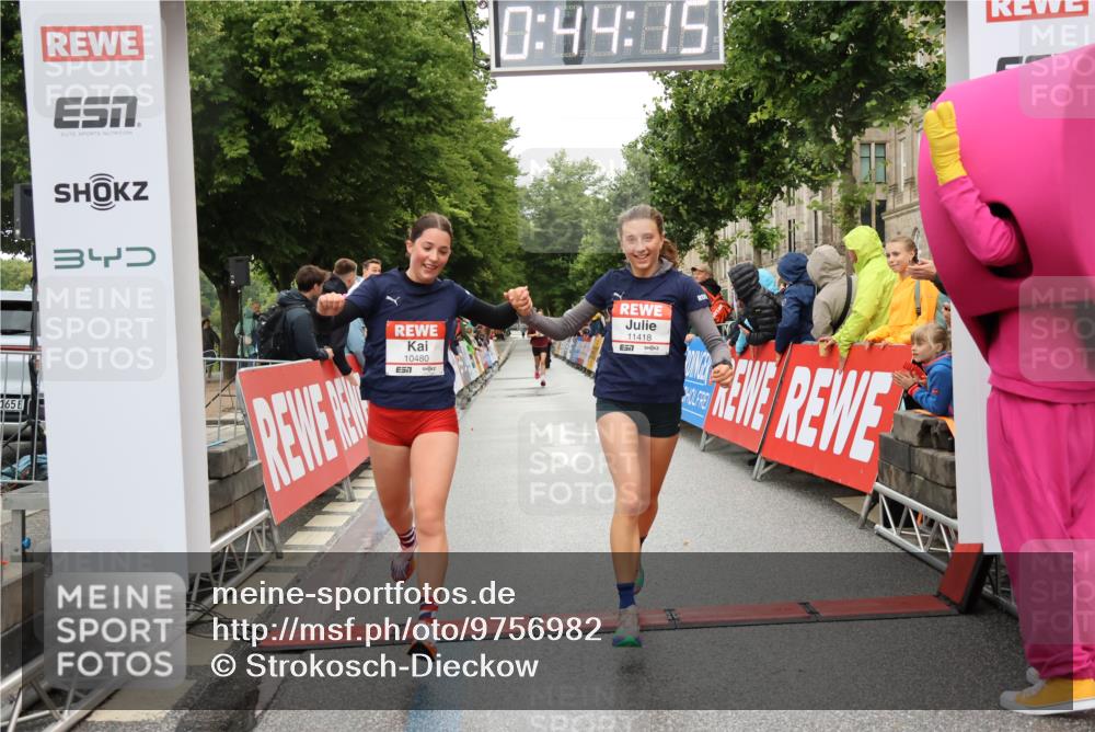 14.06.2026 - REWE Women's Run Strokosch-Dieckow http://msf.ph/oto/9756982 14.06.2026 09:44:37 Ziel 10480, 10481, 11418 meine-sportfotos.de