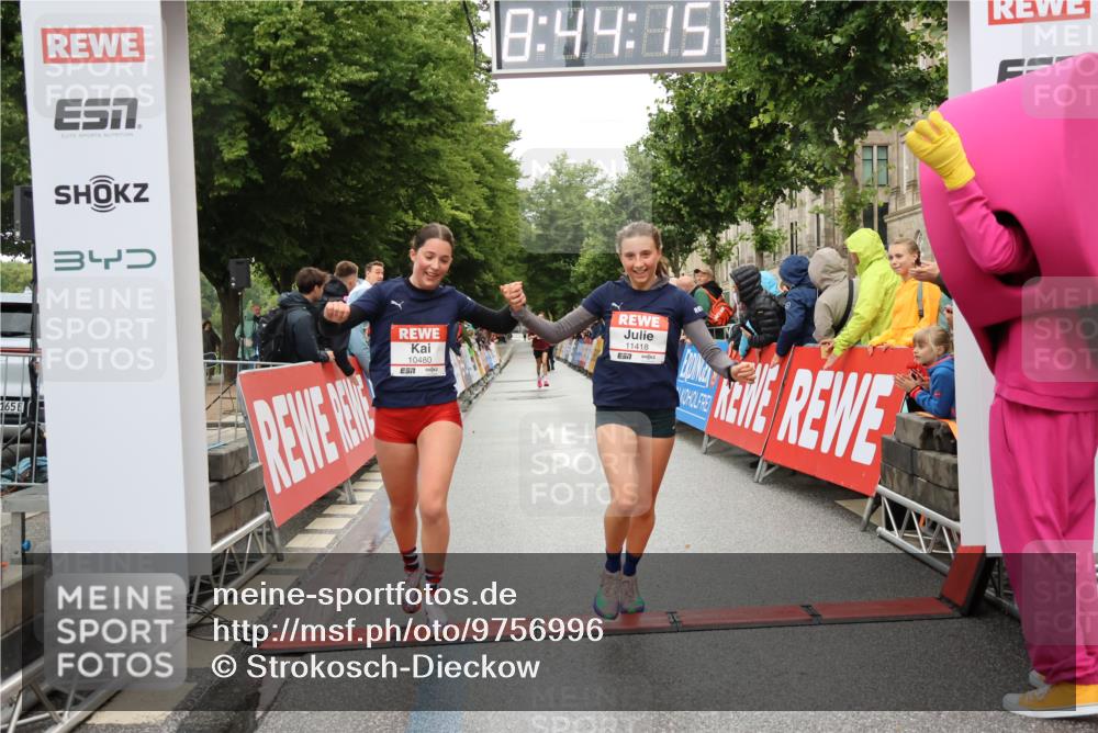 14.06.2026 - REWE Women's Run Strokosch-Dieckow http://msf.ph/oto/9756996 14.06.2026 09:44:37 Ziel 10480, 10481, 11418 meine-sportfotos.de