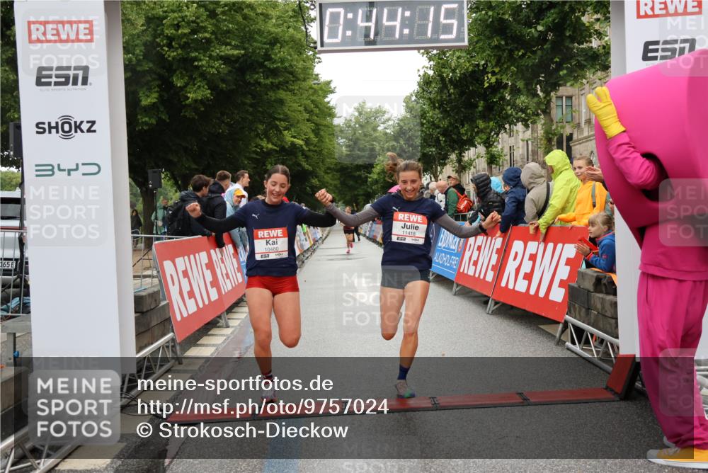 14.06.2026 - REWE Women's Run Strokosch-Dieckow http://msf.ph/oto/9757024 14.06.2026 09:44:37 Ziel 10480, 10481, 11418 meine-sportfotos.de