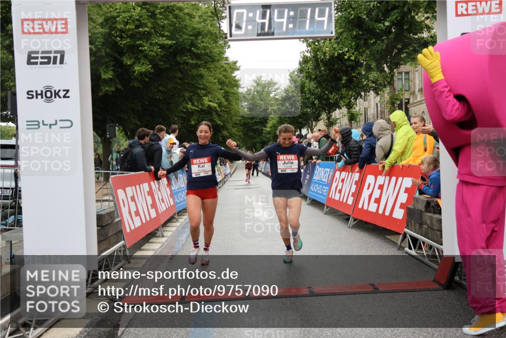 14.06.2026 - REWE Women's Run Strokosch-Dieckow http://msf.ph/oto/9757090 14.06.2026 09:44:37 Ziel 10480, 10481, 11418 meine-sportfotos.de