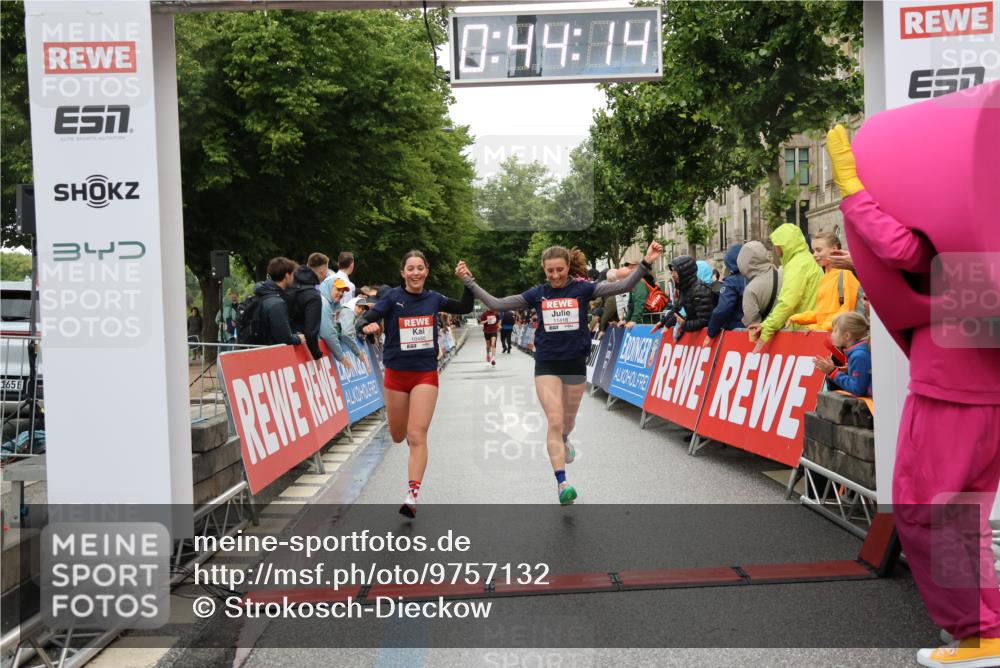 14.06.2026 - REWE Women's Run Strokosch-Dieckow http://msf.ph/oto/9757132 14.06.2026 09:44:37 Ziel 10480, 10481, 11418 meine-sportfotos.de