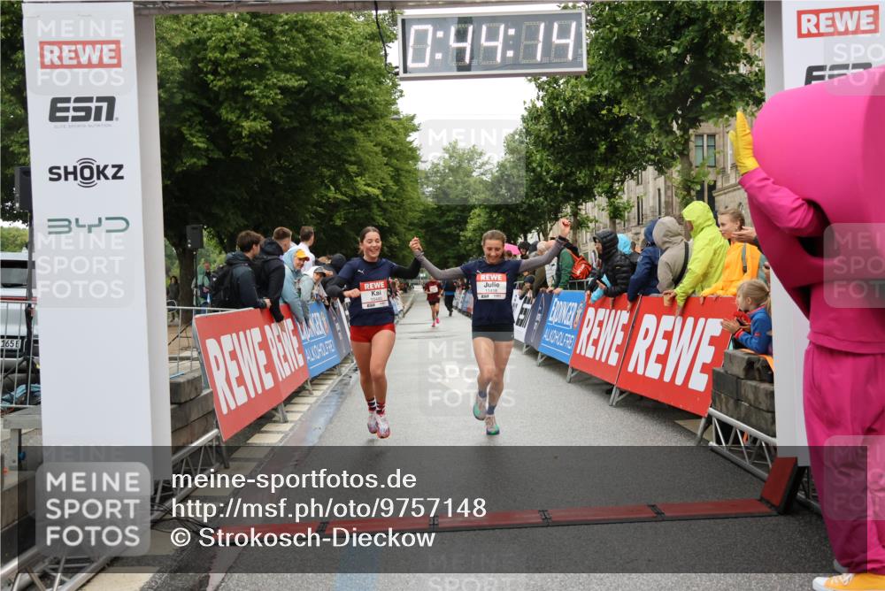14.06.2026 - REWE Women's Run Strokosch-Dieckow http://msf.ph/oto/9757148 14.06.2026 09:44:36 Ziel 10480, 10481, 11418 meine-sportfotos.de