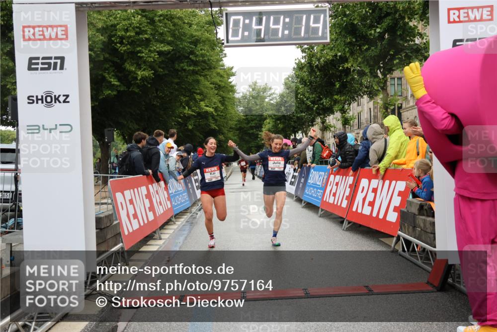 14.06.2026 - REWE Women's Run Strokosch-Dieckow http://msf.ph/oto/9757164 14.06.2026 09:44:36 Ziel 10480, 10481, 11418 meine-sportfotos.de