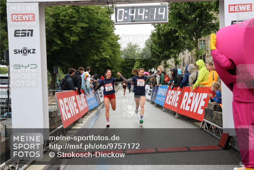 14.06.2026 - REWE Women's Run Strokosch-Dieckow http://msf.ph/oto/9757172 14.06.2026 09:44:36 Ziel 10480, 10481, 11418 meine-sportfotos.de
