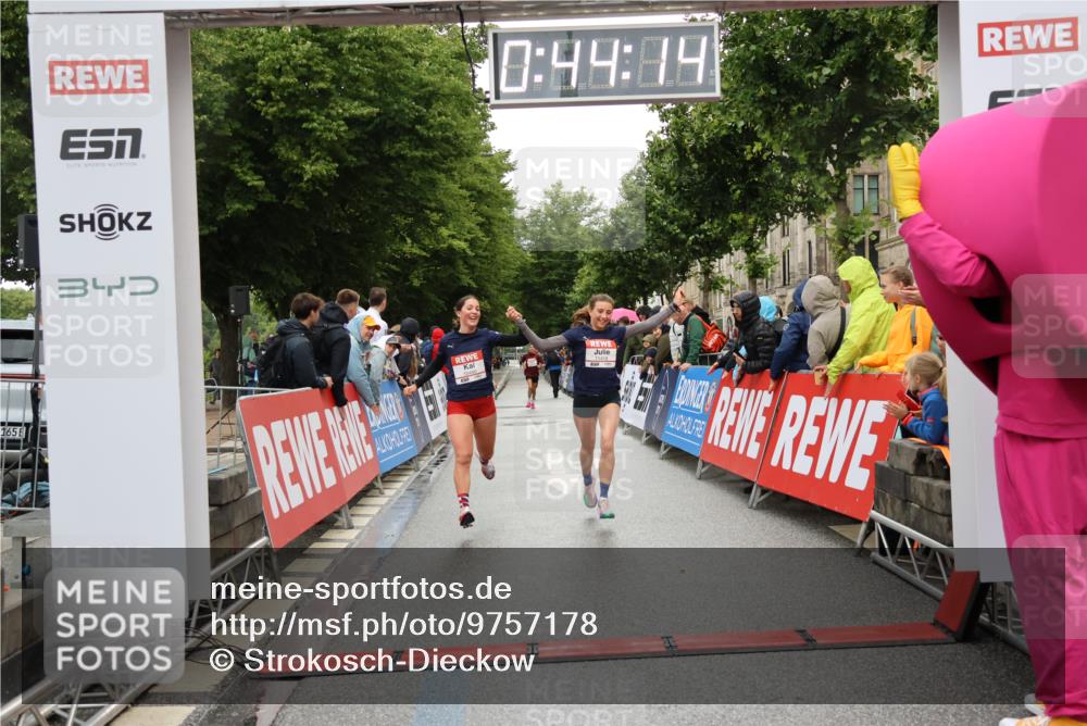 14.06.2026 - REWE Women's Run Strokosch-Dieckow http://msf.ph/oto/9757178 14.06.2026 09:44:36 Ziel 10480, 10481, 11418 meine-sportfotos.de