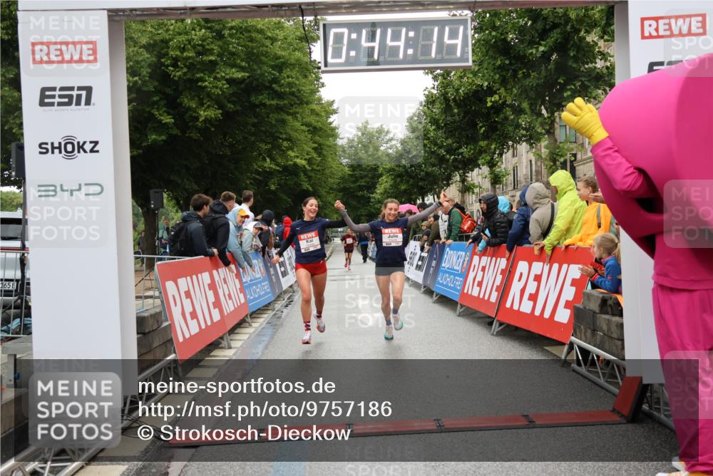 14.06.2026 - REWE Women's Run Strokosch-Dieckow http://msf.ph/oto/9757186 14.06.2026 09:44:36 Ziel 10480, 10481, 11418 meine-sportfotos.de