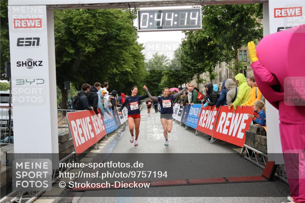 14.06.2026 - REWE Women's Run Strokosch-Dieckow http://msf.ph/oto/9757194 14.06.2026 09:44:36 Ziel 10480, 10481, 11418 meine-sportfotos.de