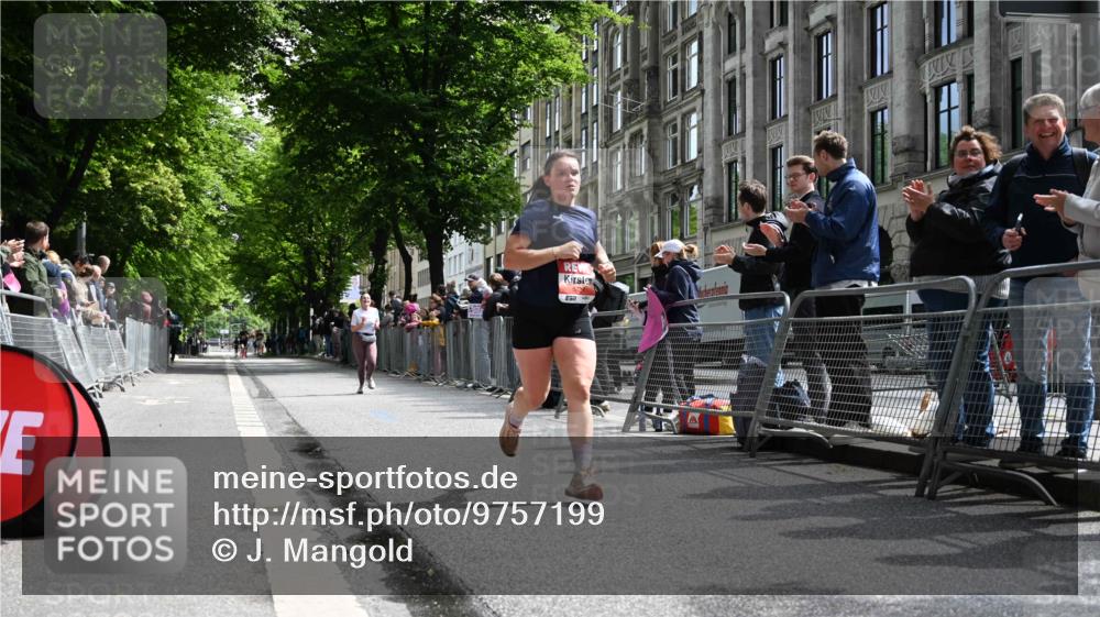 14.06.2026 - REWE Women's Run J. Mangold http://msf.ph/oto/9757199 14.06.2026 10:54:56 Ziel 5649, 5718, 5837 meine-sportfotos.de