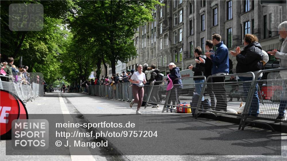 14.06.2026 - REWE Women's Run J. Mangold http://msf.ph/oto/9757204 14.06.2026 10:54:58 Ziel 5649, 5718, 5837 meine-sportfotos.de