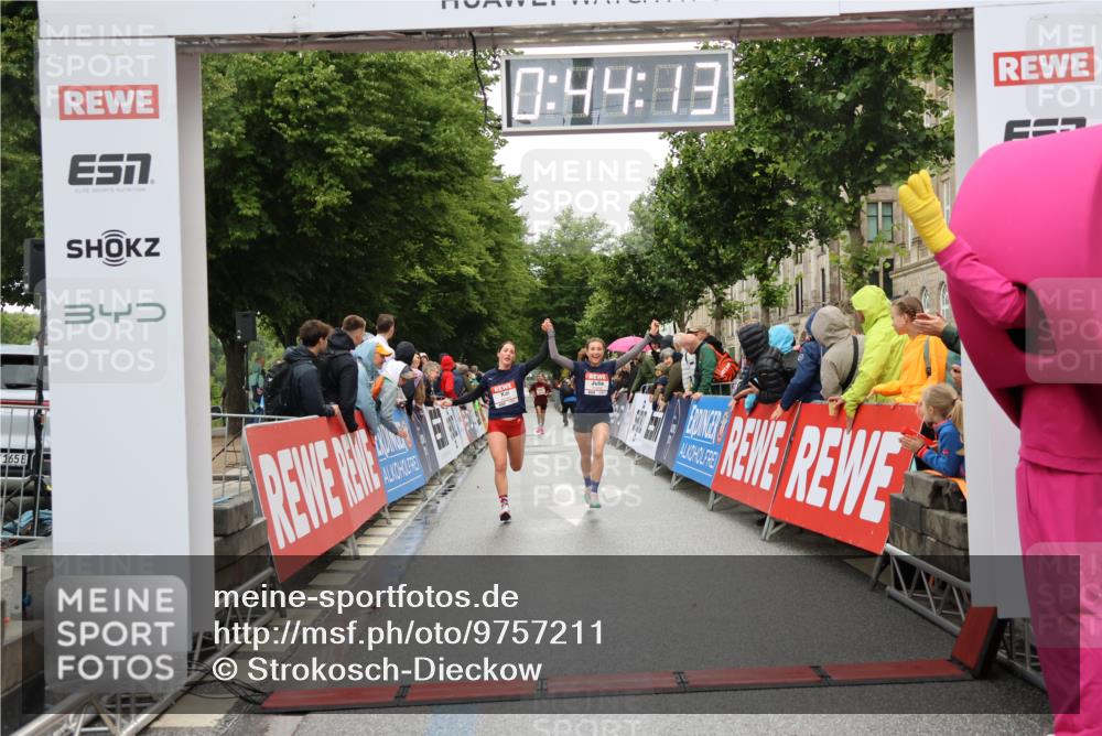 14.06.2026 - REWE Women's Run Strokosch-Dieckow http://msf.ph/oto/9757211 14.06.2026 09:44:36 Ziel 10480, 10481, 11418 meine-sportfotos.de