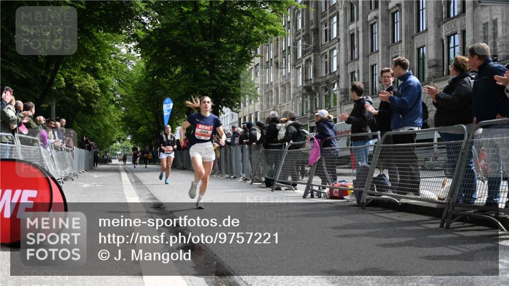 14.06.2026 - REWE Women's Run J. Mangold http://msf.ph/oto/9757221 14.06.2026 10:55:15 Ziel 5308, 5695, 5702 meine-sportfotos.de