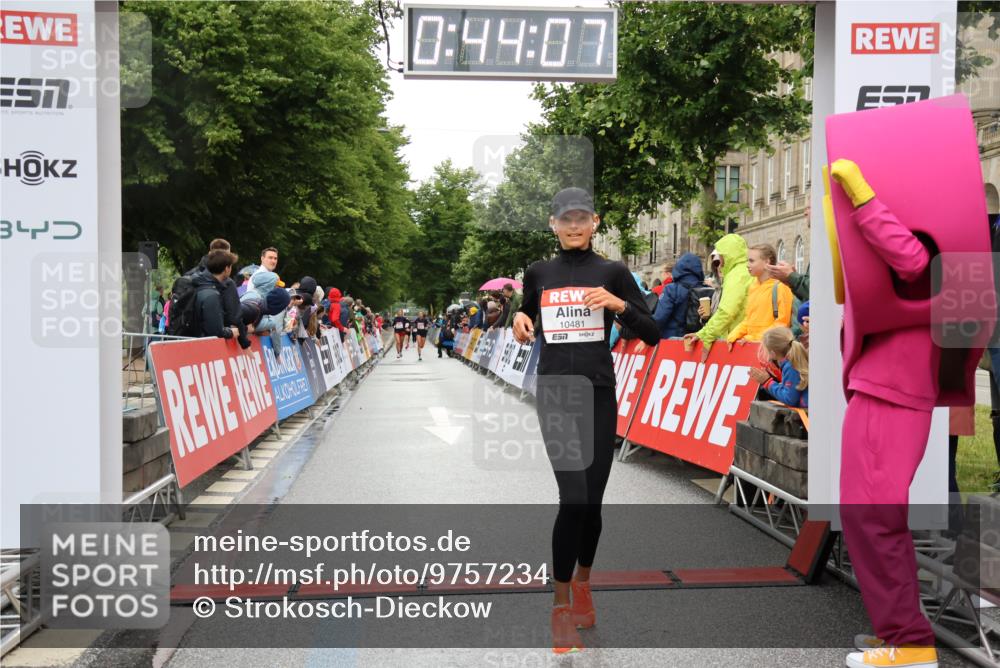 14.06.2026 - REWE Women's Run Strokosch-Dieckow http://msf.ph/oto/9757234 14.06.2026 09:44:29 Ziel 10245, 10481, 11447 meine-sportfotos.de