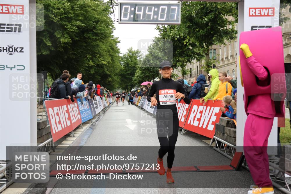 14.06.2026 - REWE Women's Run Strokosch-Dieckow http://msf.ph/oto/9757243 14.06.2026 09:44:29 Ziel 10245, 10481, 11447 meine-sportfotos.de