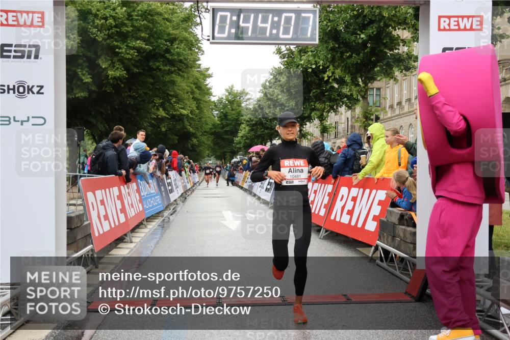 14.06.2026 - REWE Women's Run Strokosch-Dieckow http://msf.ph/oto/9757250 14.06.2026 09:44:29 Ziel 10245, 10481, 11447 meine-sportfotos.de
